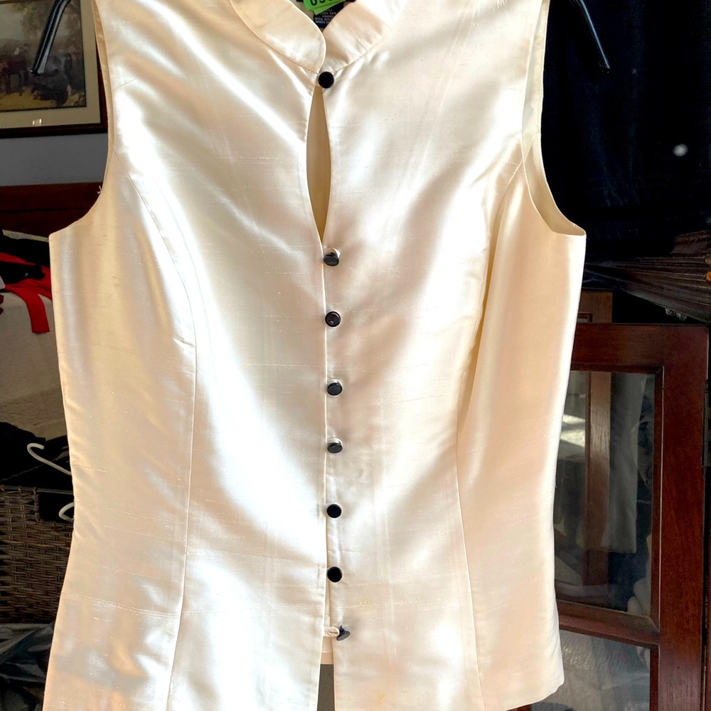 Ann Taylor 100% silk, button front sleeveless top in white size 4.